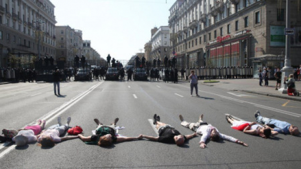 Կանայք Բելառուսում պառկել են ասֆալտին՝ ՕՄՕՆ-ի աշխատակիցների դիմաց